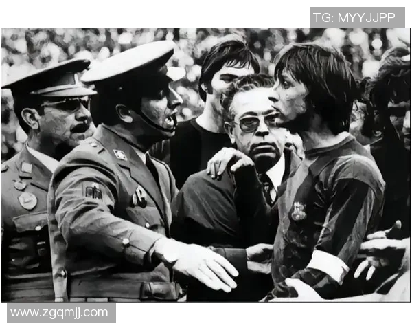 足球明星黑白照背后的故事与瞬间展现他们的辉煌与坚持